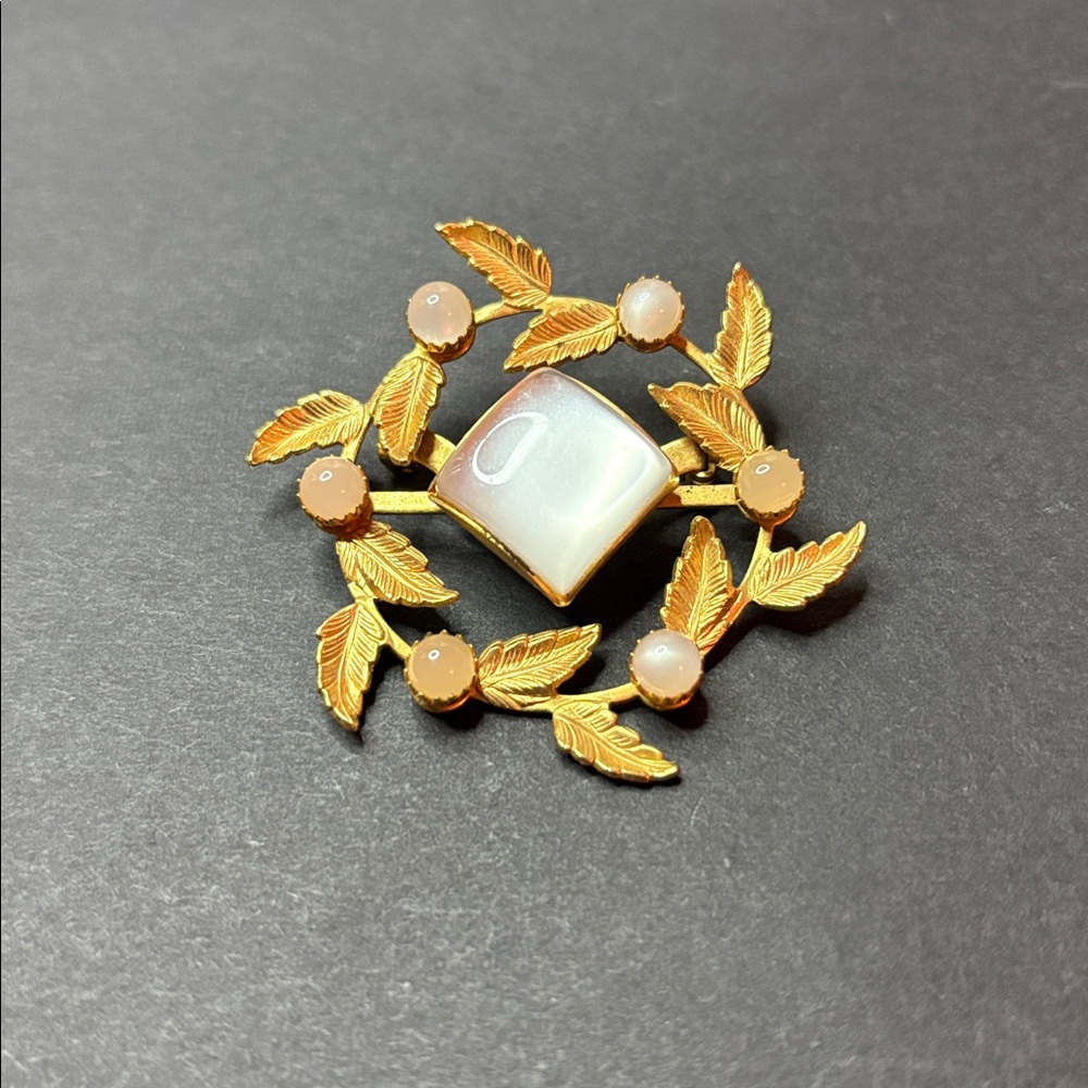 VINTAGE GOLD TONE LEAF OPAQUE CELLULOID WREATH BROOCH PIN